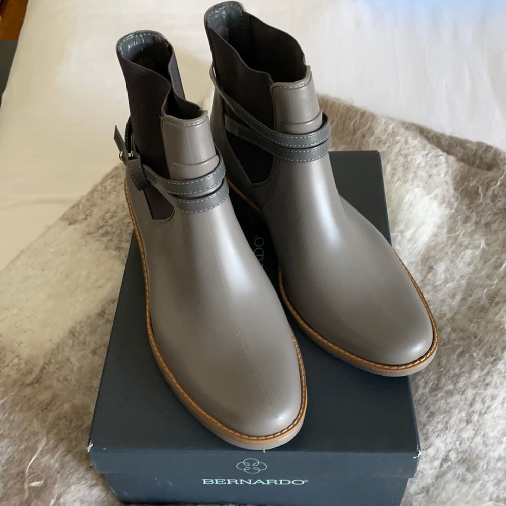 Bernardo Peony Rain Boots. New!